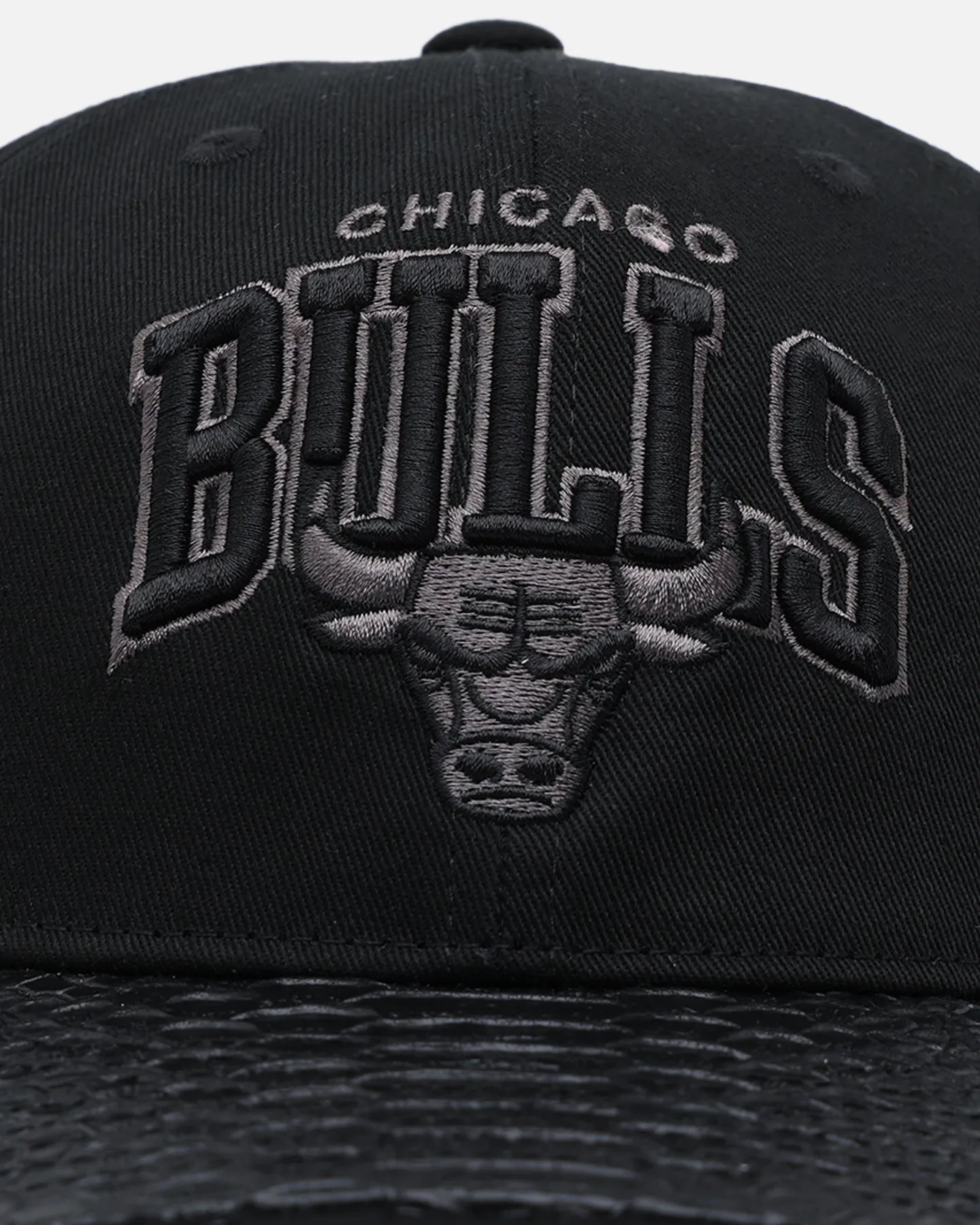 Mitchell & Ness Chicago Bulls Leather Elegance Snapback Black